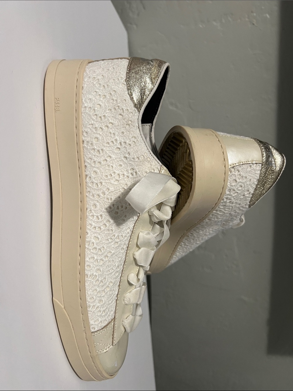 P448 John Fiore low-top sneakers White Lace Knit Low-Top Sneakers SZ 43